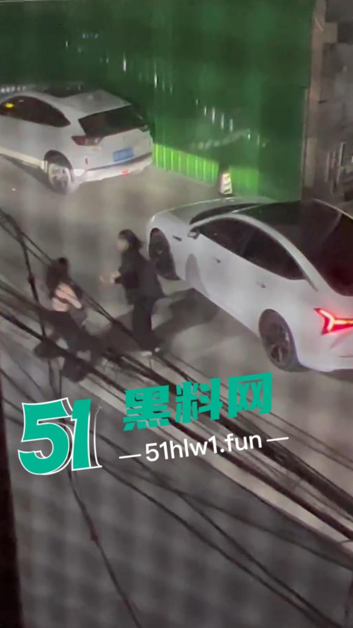 重庆原配大战小三,这小三不好当被原配堵在家楼下,拽头发各种殴打看来是真生气战斗力暴增。-2