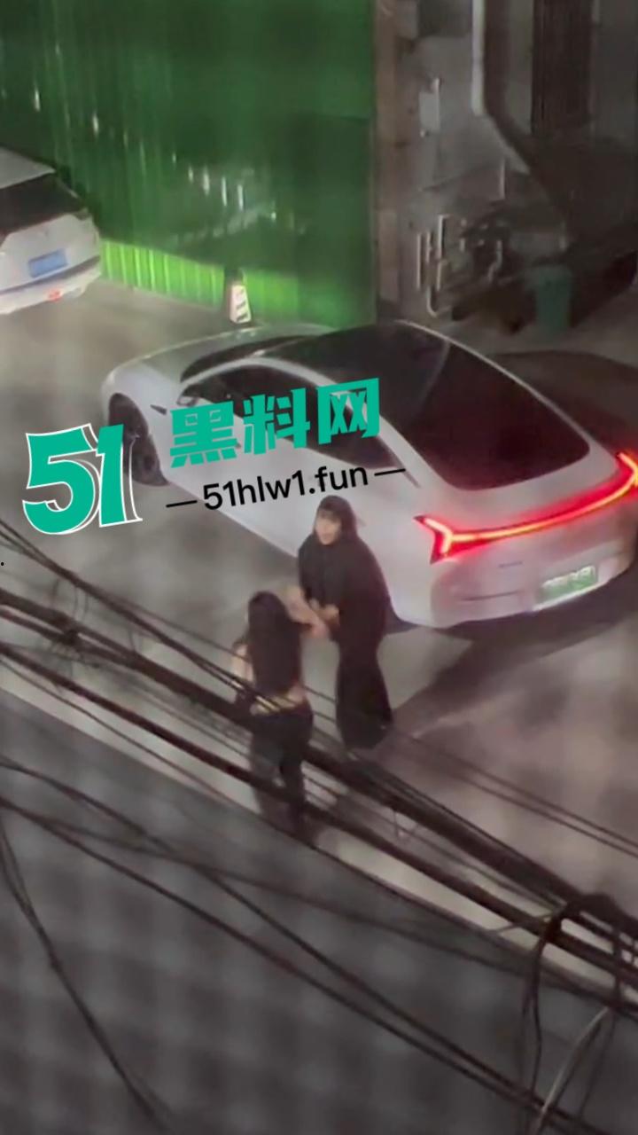 重庆原配大战小三,这小三不好当被原配堵在家楼下,拽头发各种殴打看来是真生气战斗力暴增。-4