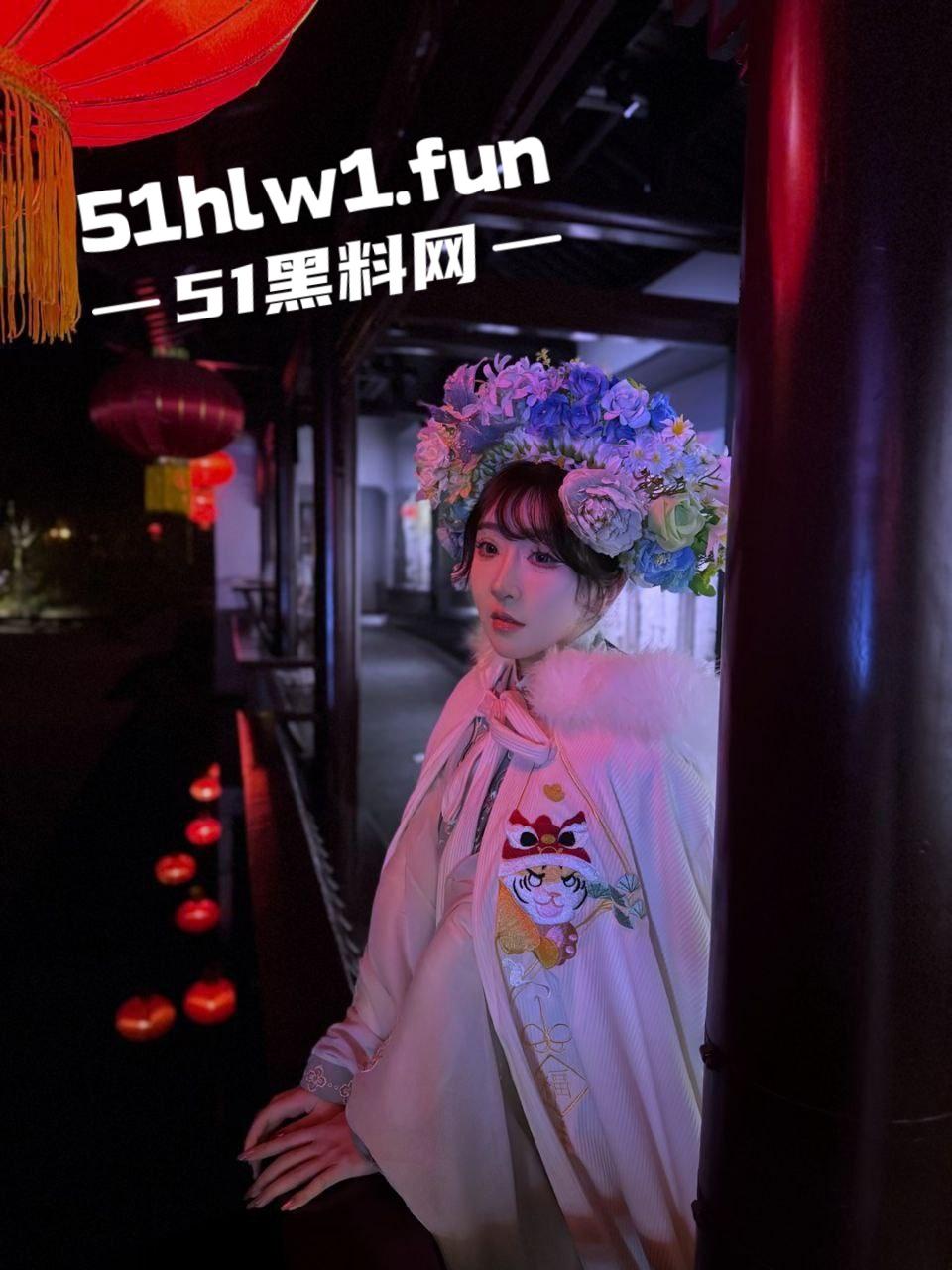 推特骚逼【酣睡小熊】凌晨被金主爸爸召唤上演制服秀，大半夜的街头玩露出，钱到位了金主一召唤美人即乖乖听命！-2