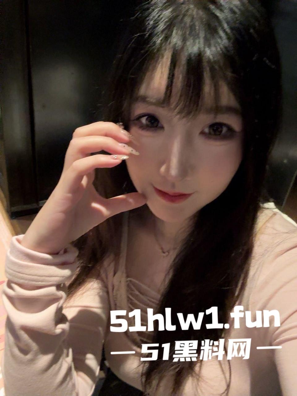 推特骚逼【酣睡小熊】凌晨被金主爸爸召唤上演制服秀，大半夜的街头玩露出，钱到位了金主一召唤美人即乖乖听命！-5