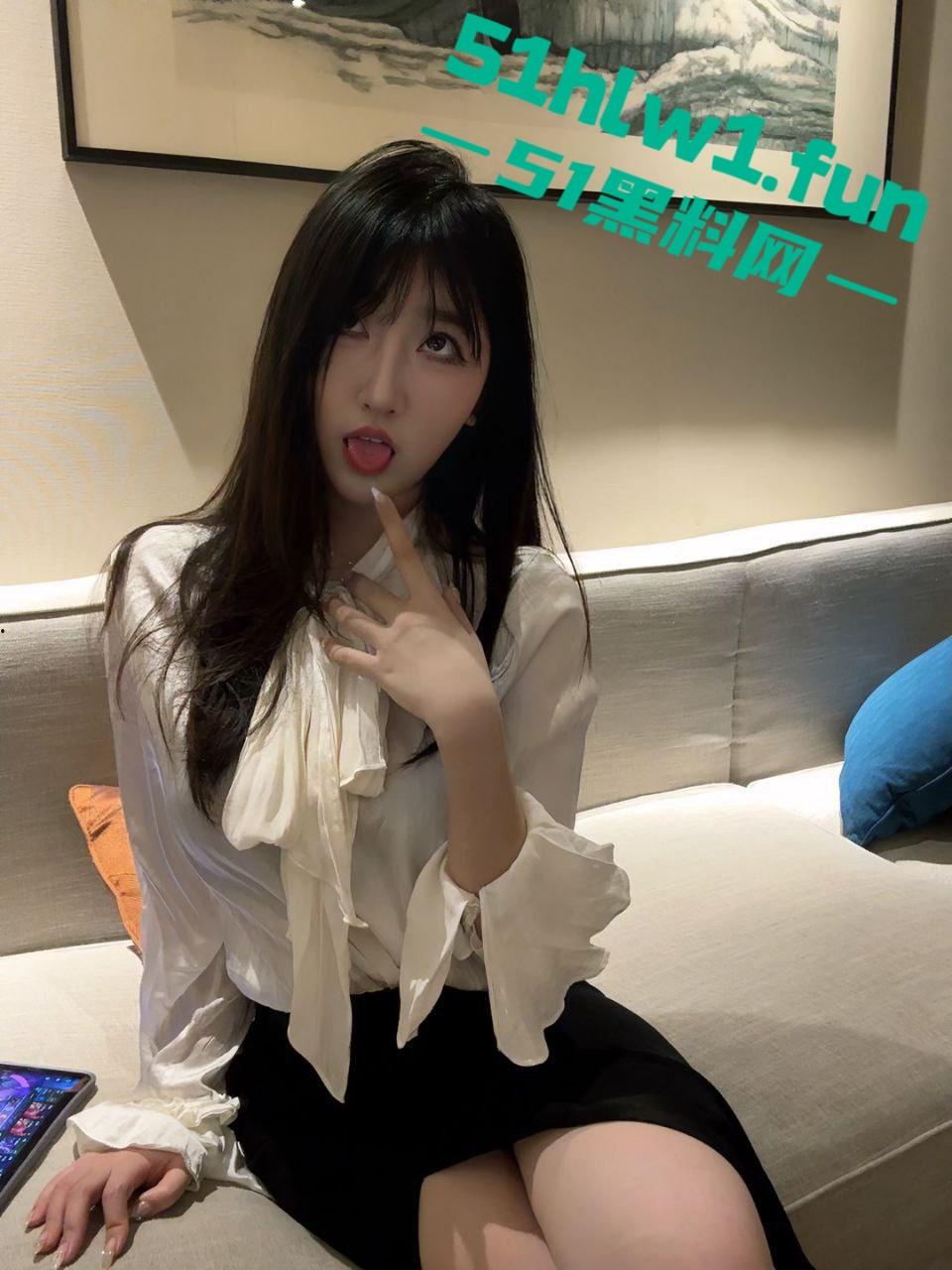 推特骚逼【酣睡小熊】凌晨被金主爸爸召唤上演制服秀，大半夜的街头玩露出，钱到位了金主一召唤美人即乖乖听命！-6