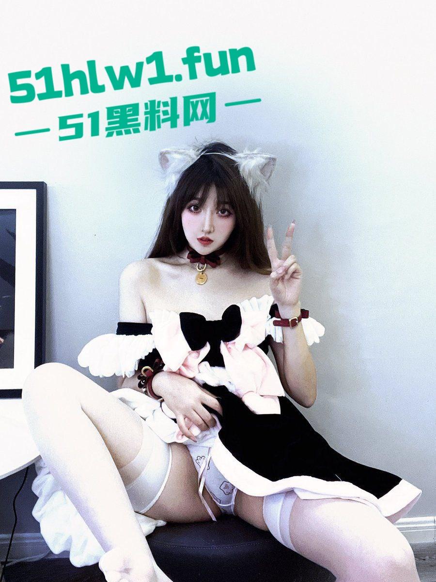 推特骚逼【酣睡小熊】凌晨被金主爸爸召唤上演制服秀，大半夜的街头玩露出，钱到位了金主一召唤美人即乖乖听命！-12