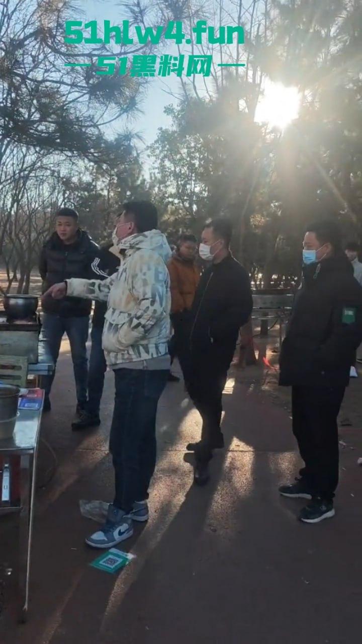 平民夫妻俩于日照航海工程职业学院门口摆摊,不明人物掀摊找事现场视频,实在可恶!-3