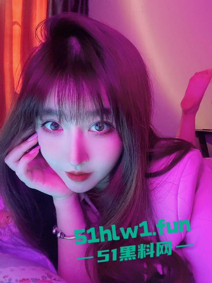 推特骚逼【酣睡小熊】凌晨被金主爸爸召唤上演制服秀，大半夜的街头玩露出，钱到位了金主一召唤美人即乖乖听命！-15