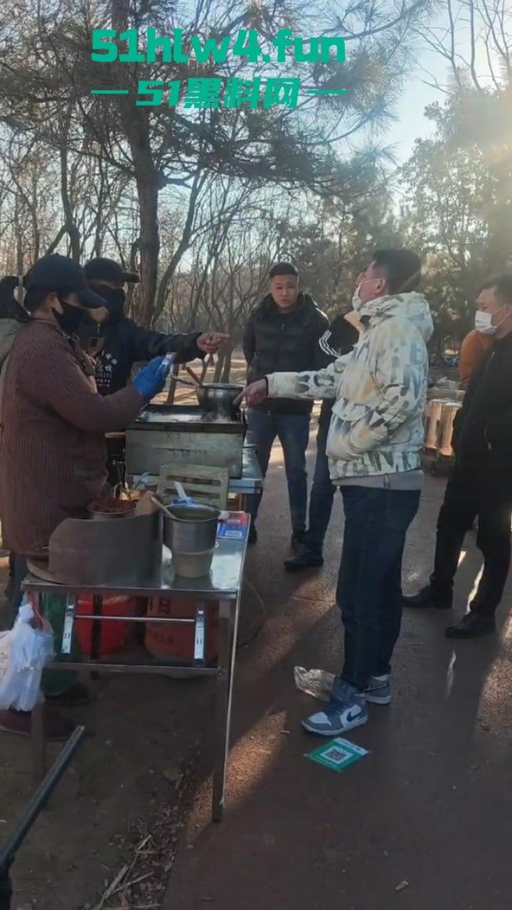 平民夫妻俩于日照航海工程职业学院门口摆摊,不明人物掀摊找事现场视频,实在可恶!-7