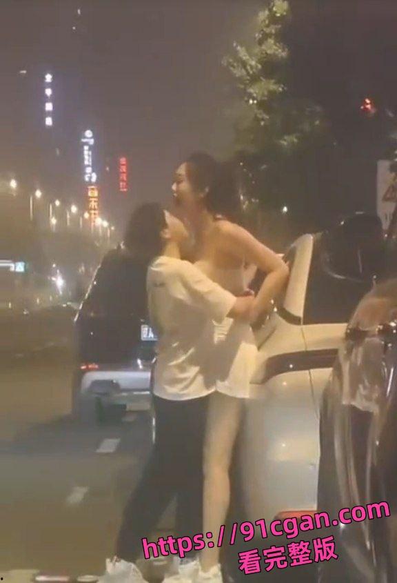 小情侣吵架妹子情绪激动,当街就开始脱衣服,情绪特别不稳定,拦都拦不住-3