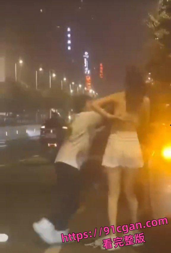 小情侣吵架妹子情绪激动,当街就开始脱衣服,情绪特别不稳定,拦都拦不住-4