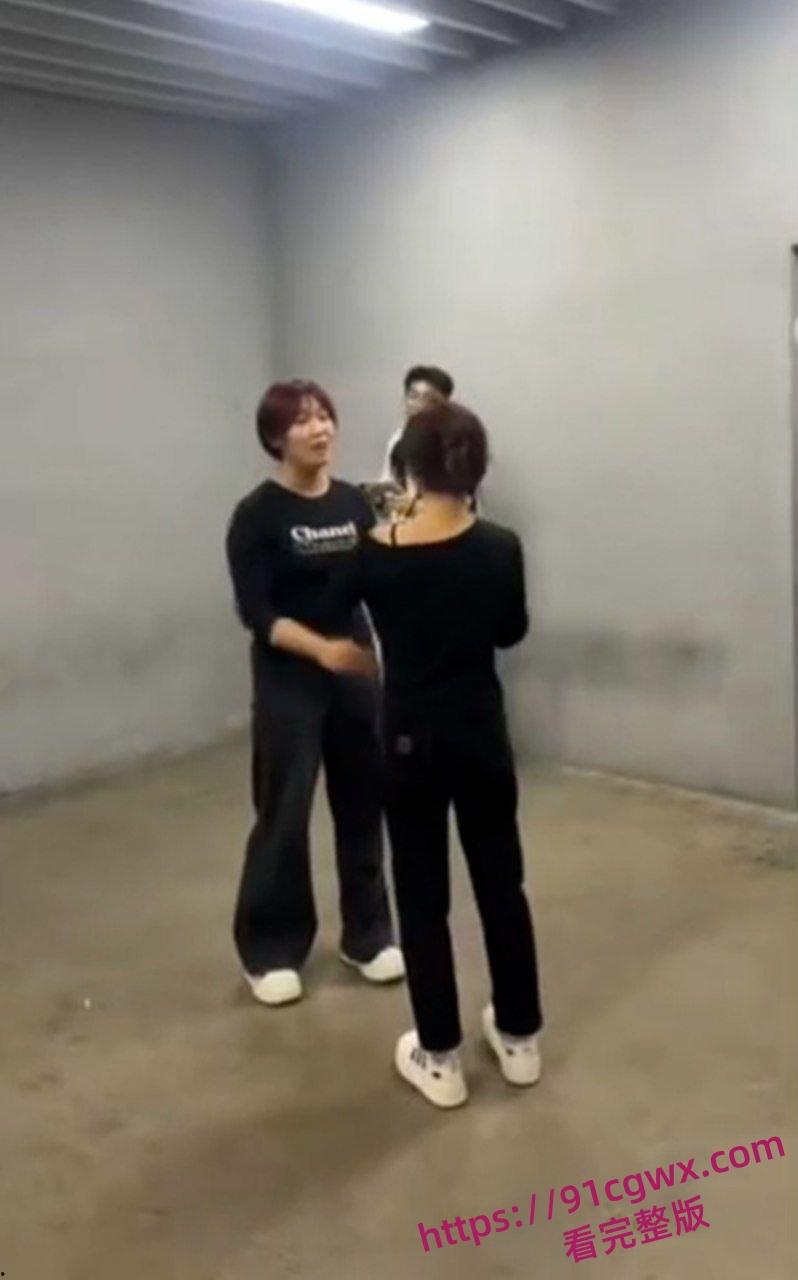 沈阳地下停车场 俩精神小妹约架互殴!头发一拽拳头砸脸 女孩打架比爷们还狠!-1