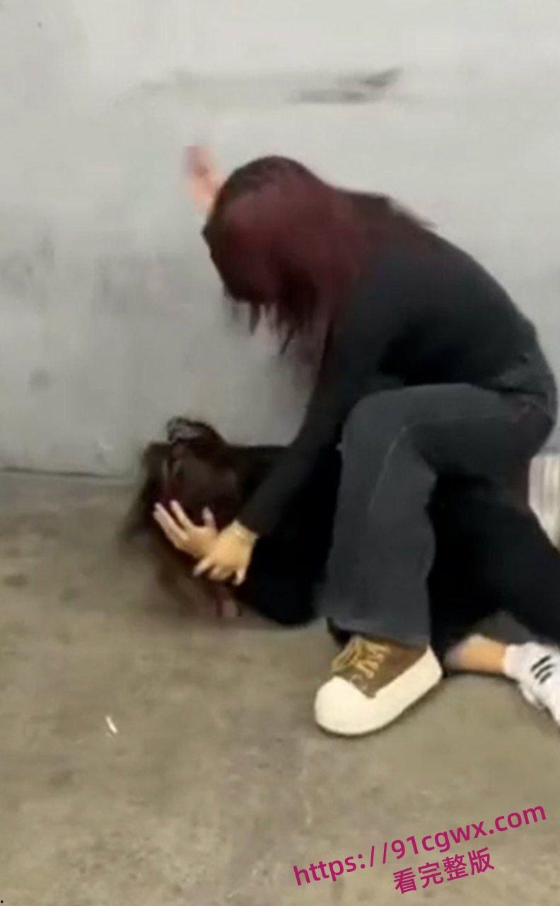沈阳地下停车场 俩精神小妹约架互殴!头发一拽拳头砸脸 女孩打架比爷们还狠!-6