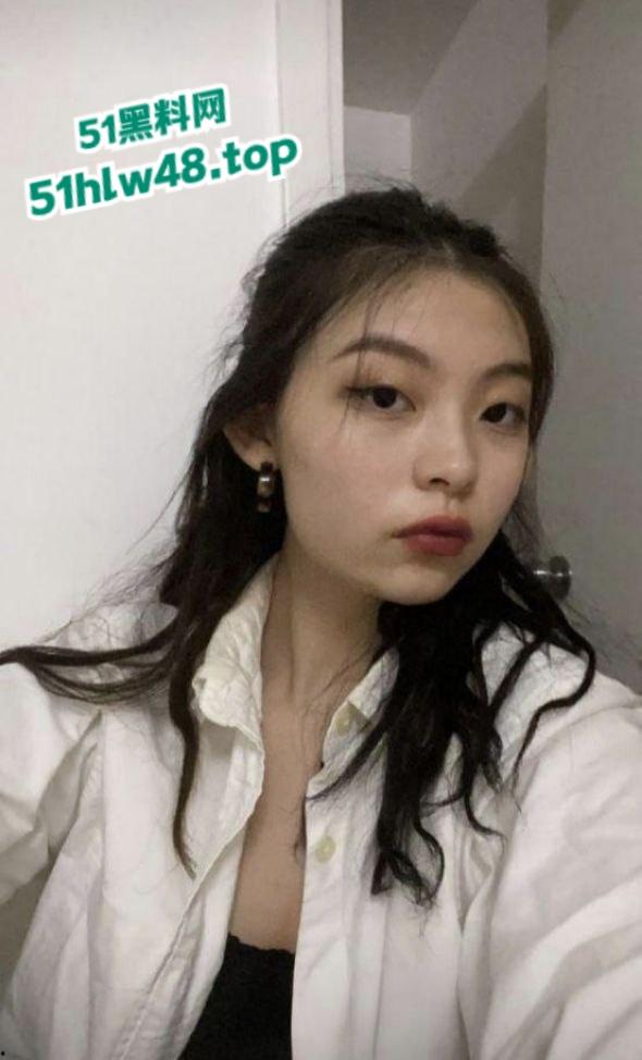 香港大学巨乳学霸【孟雪梨】奶子大到让人上火,双大奶能让课堂全校性骚动,教授都想钻进她奶里拱一拱!-1