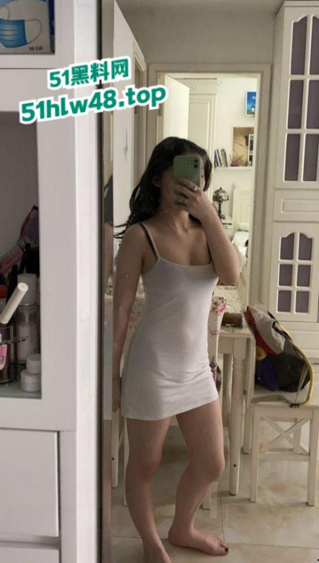 香港大学巨乳学霸【孟雪梨】奶子大到让人上火,双大奶能让课堂全校性骚动,教授都想钻进她奶里拱一拱!-3