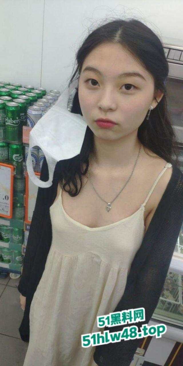 香港大学巨乳学霸【孟雪梨】奶子大到让人上火,双大奶能让课堂全校性骚动,教授都想钻进她奶里拱一拱!-8