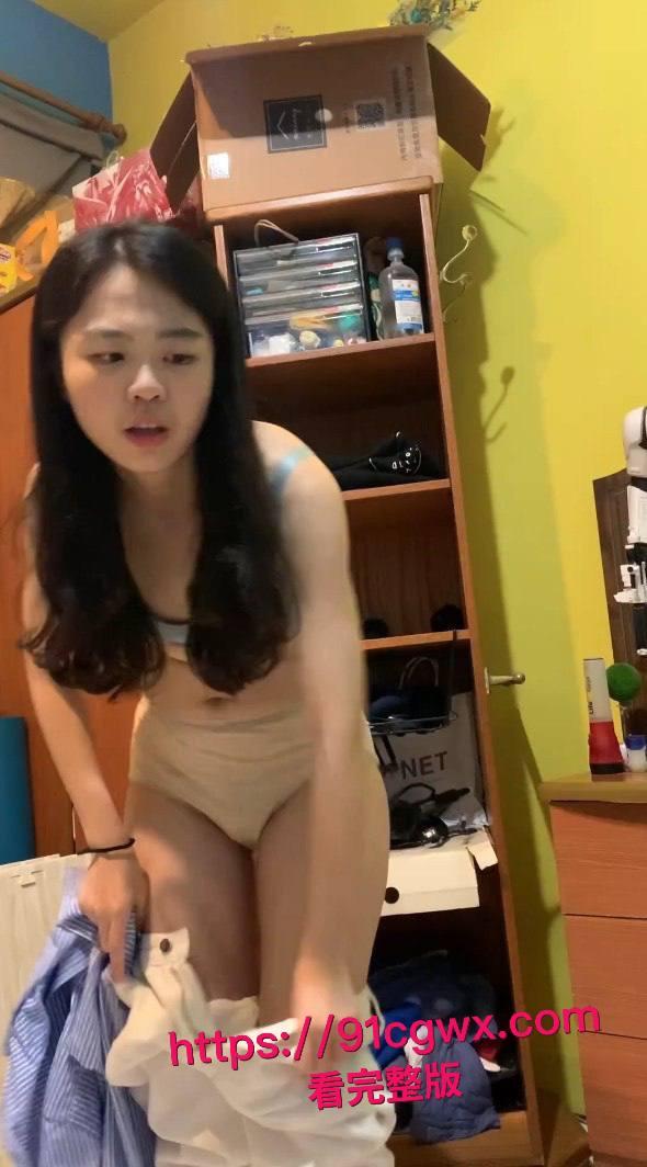 网友曝光反差婊前女友谢可萱换衣翘臀照与口交做爱视频：眼镜妹露脸舔大鸡巴拉丝骚穴猛干，细腰肥臀母狗本性骚爆口技看得鸡巴直硬！-7