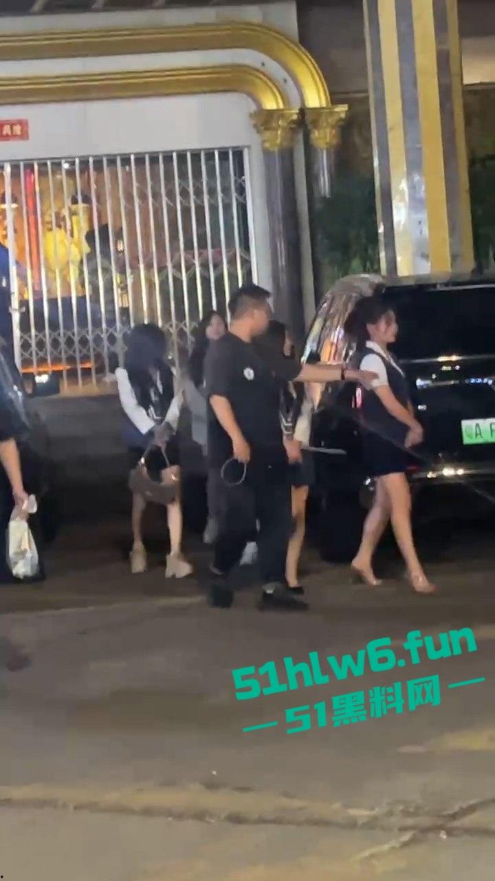 广州城市派对突击扫黄带走一群骚逼老鸨和嫖客,夜店公主排队上车心酸又好笑。-7