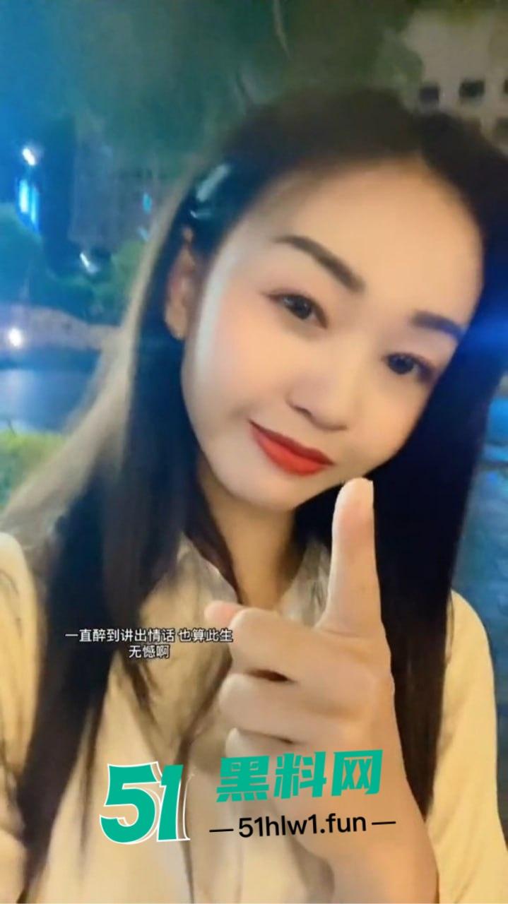 缅甸夜市成了小姐姐秀场,白天工装逛逛大街 晚上穿吊带撩遍全场!-4