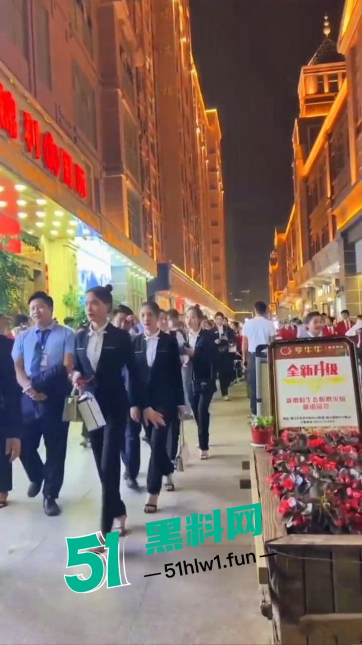 缅甸夜市成了小姐姐秀场,白天工装逛逛大街 晚上穿吊带撩遍全场!-6