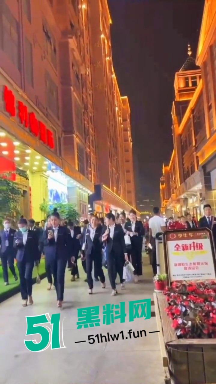 缅甸夜市成了小姐姐秀场,白天工装逛逛大街 晚上穿吊带撩遍全场!-8