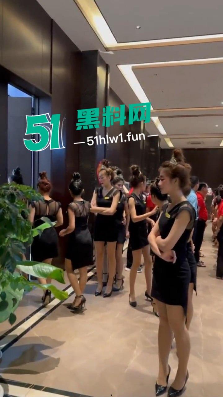 缅甸夜市成了小姐姐秀场,白天工装逛逛大街 晚上穿吊带撩遍全场!-9