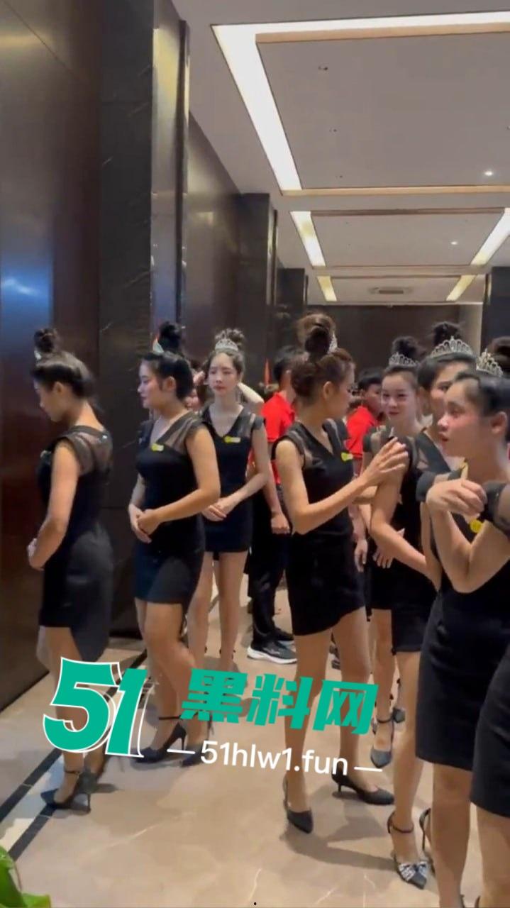 缅甸夜市成了小姐姐秀场,白天工装逛逛大街 晚上穿吊带撩遍全场!-11