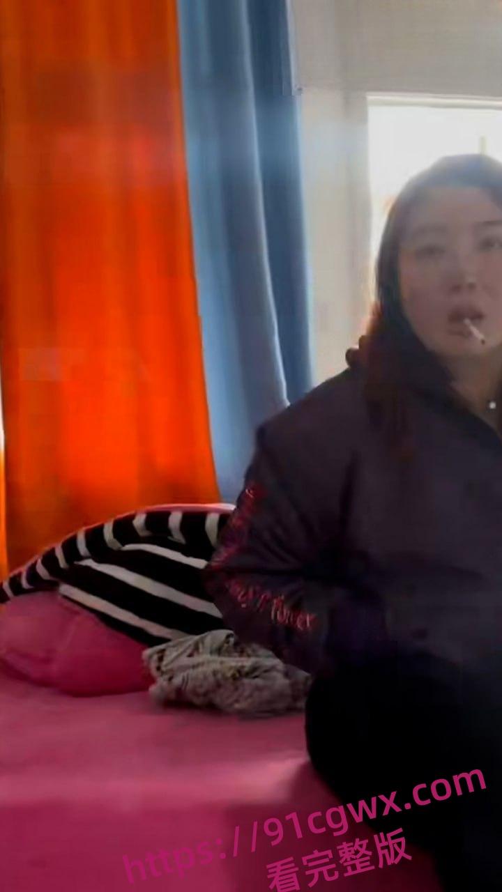 真实捉奸实录！老婆阳台藏奸夫被抓包 翘臀一扭还敢瞪眼 气得老公想扇飞她那骚脸！-6