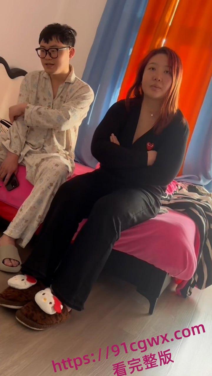 真实捉奸实录！老婆阳台藏奸夫被抓包 翘臀一扭还敢瞪眼 气得老公想扇飞她那骚脸！-9