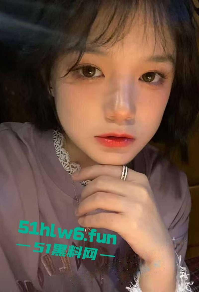 沈阳城市学院女神【张雨婷】露脸调教视频流出，口交吞精趴地当狗反差巨大！-1