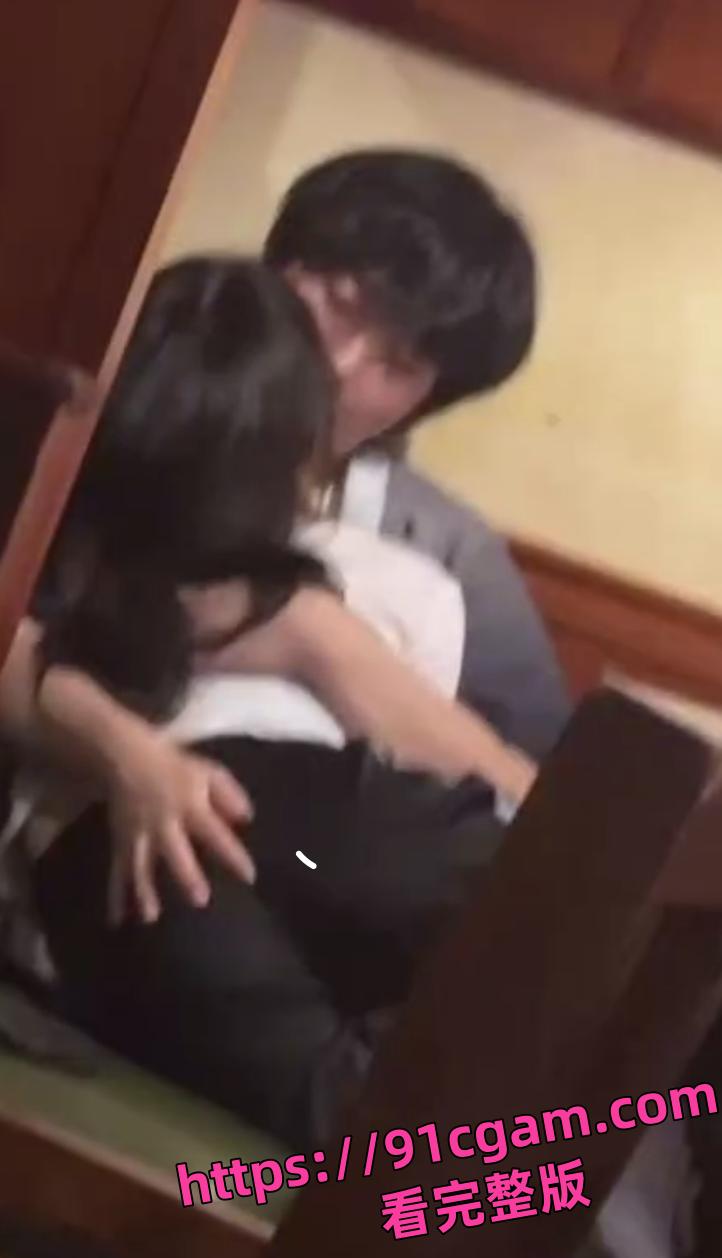 青岛呱呱叫冰淇淋店惊爆!小情侣店内互扣,视频流出全网炸锅!-1