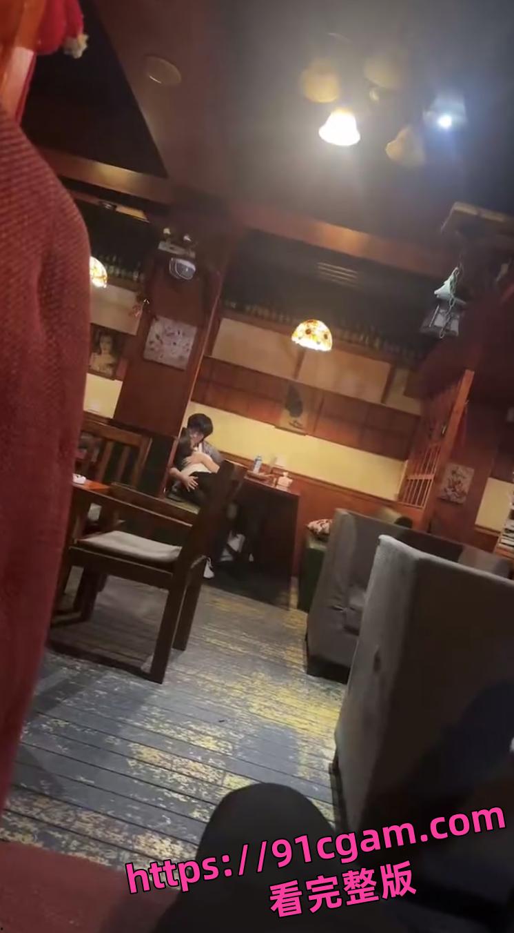 青岛呱呱叫冰淇淋店惊爆!小情侣店内互扣,视频流出全网炸锅!-3