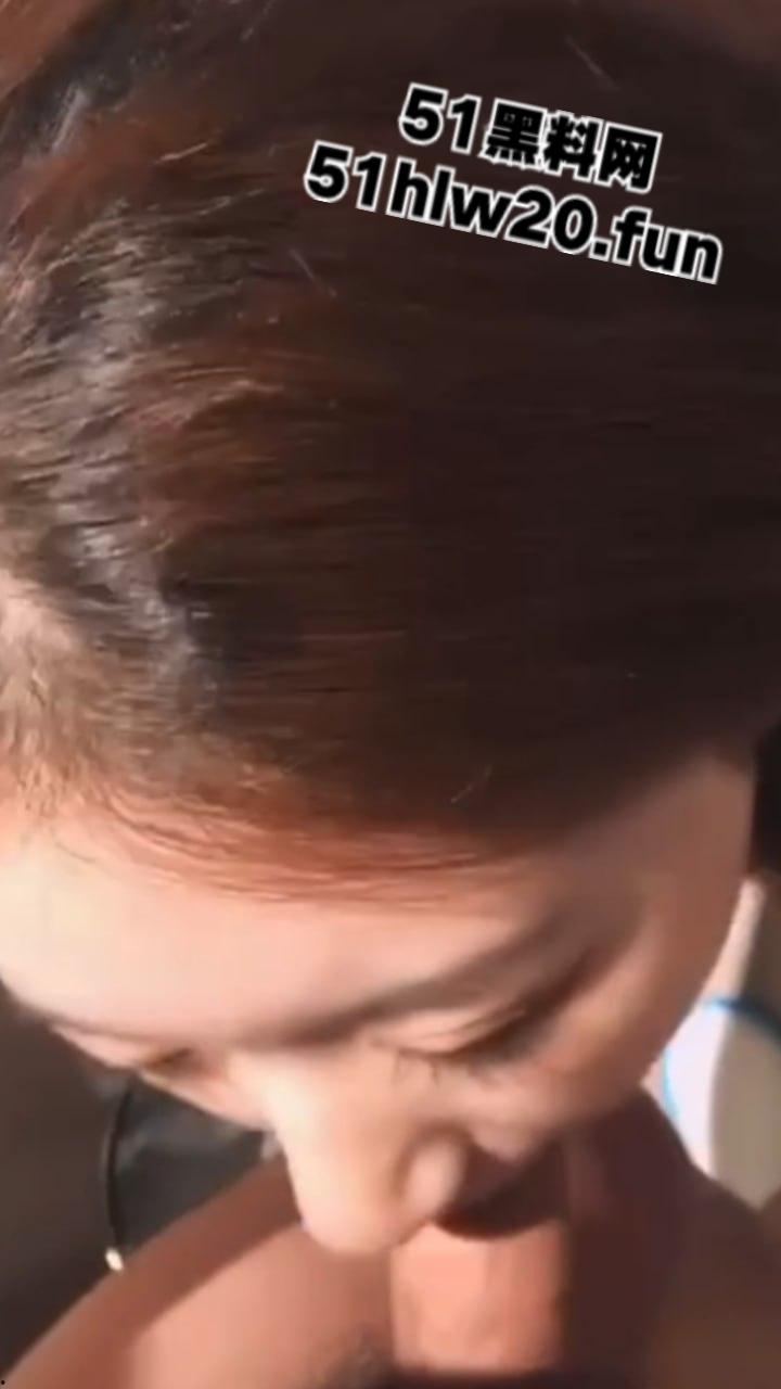 广州反差婊网瘾少女【陈敏仪】清纯颜值极品嫩妹，裸露粉嫩鲍鱼给炮友无套干，跪地吃鸡被射一脸。-4