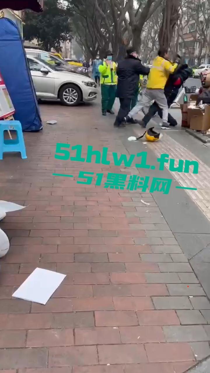 上海花园小区,保安和外卖员互殴。老头为难外卖员,对其进行辱骂侮辱,被外卖小哥抡头盔爆揍!-2