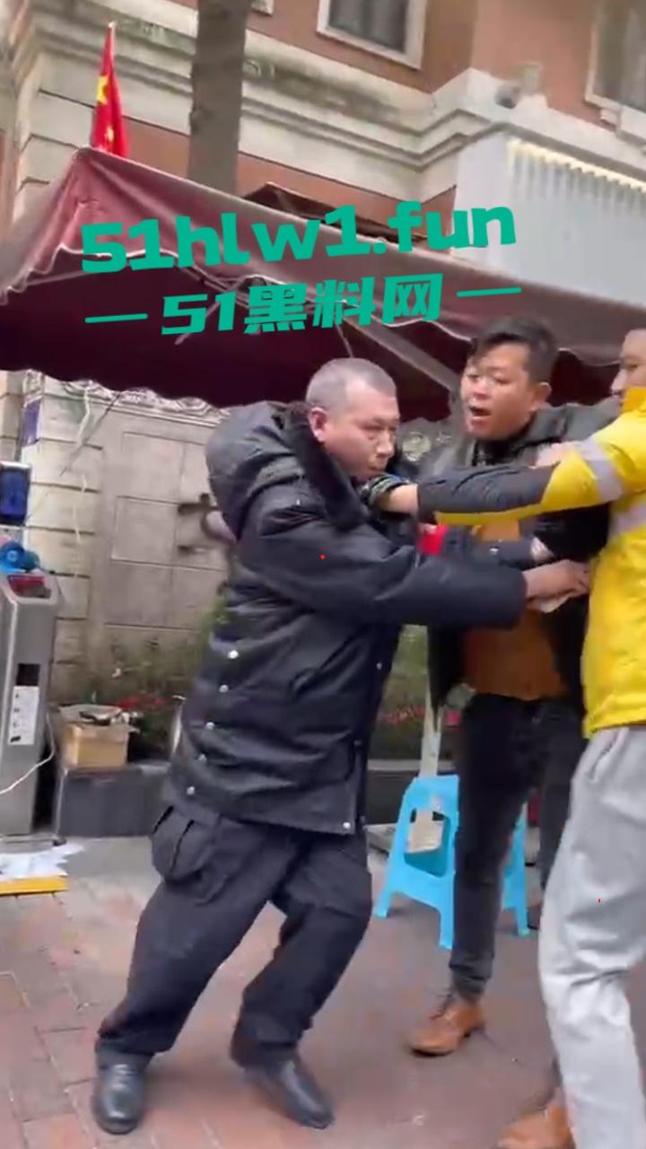 上海花园小区,保安和外卖员互殴。老头为难外卖员,对其进行辱骂侮辱,被外卖小哥抡头盔爆揍!-5