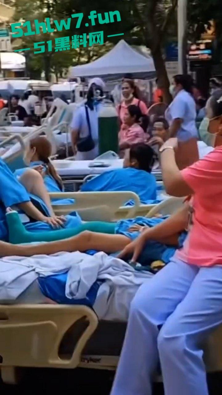 缅甸7.7级震后中国救援队紧急出手仍有众多受难者被压,高温湿臭蚁虫霍乱惨如地狱。-3