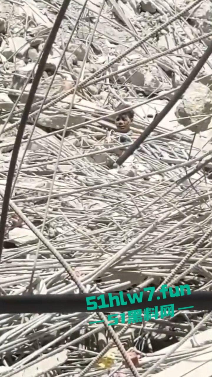 缅甸7.7级震后中国救援队紧急出手仍有众多受难者被压,高温湿臭蚁虫霍乱惨如地狱。-6