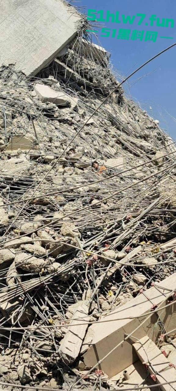 缅甸7.7级震后中国救援队紧急出手仍有众多受难者被压,高温湿臭蚁虫霍乱惨如地狱。-13