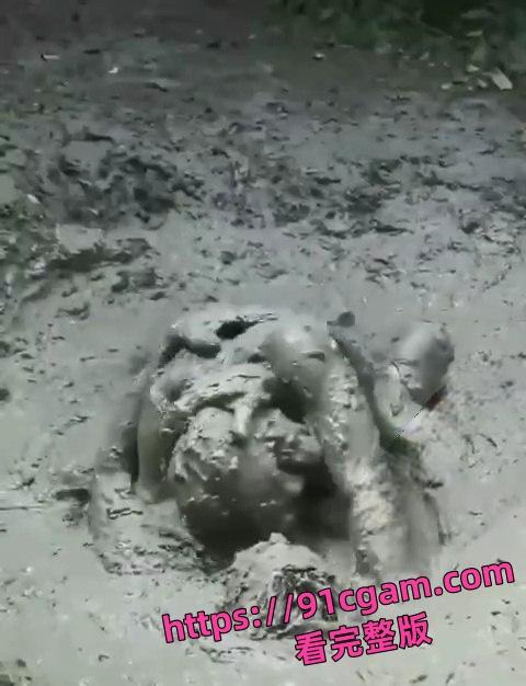 泥浆里做爱惊爆眼球！外国情侣“润滑”新玩法，视频流出全网炸！-4