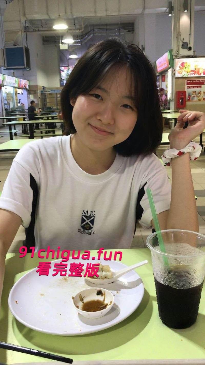 新加坡反差婊【静妍】分手后遭前男友曝光，颈戴项圈全裸出镜，揉奶自慰完美暴露风骚本性！-1