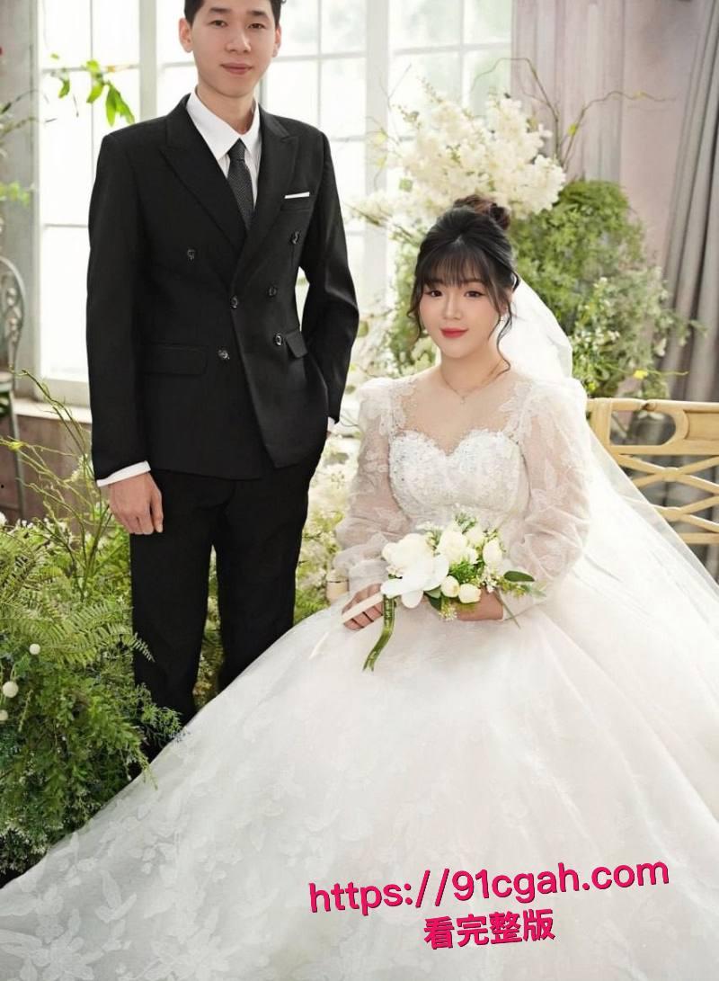 越南已婚人妻 阮守江 公交车骚逼人尽可夫 河内街头少妇求操 丰满大奶任人肏爆！-5