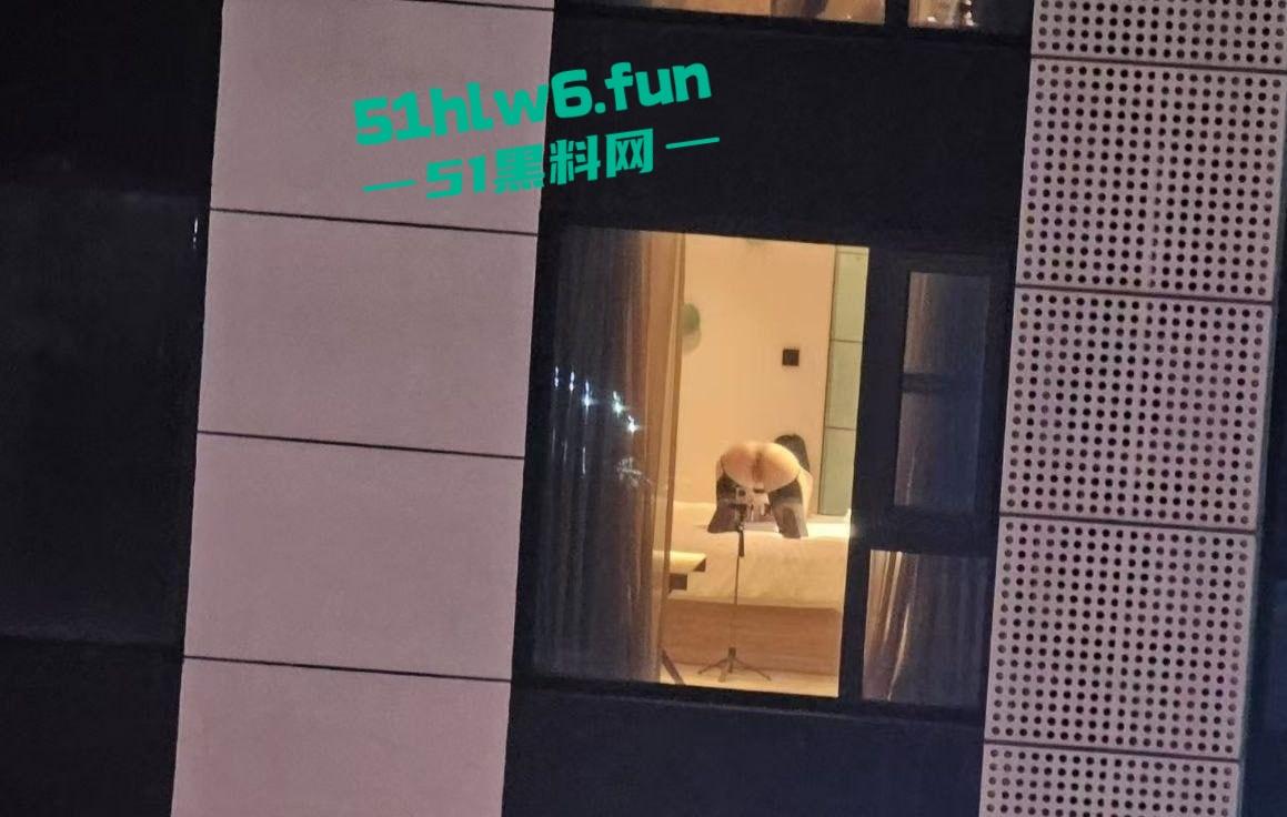 芜湖鸠江区YJ理发店女主被曝,疑似抖音美女博主【鱼鱼骨】未拉窗帘给榜一大哥的私拍流出!-9