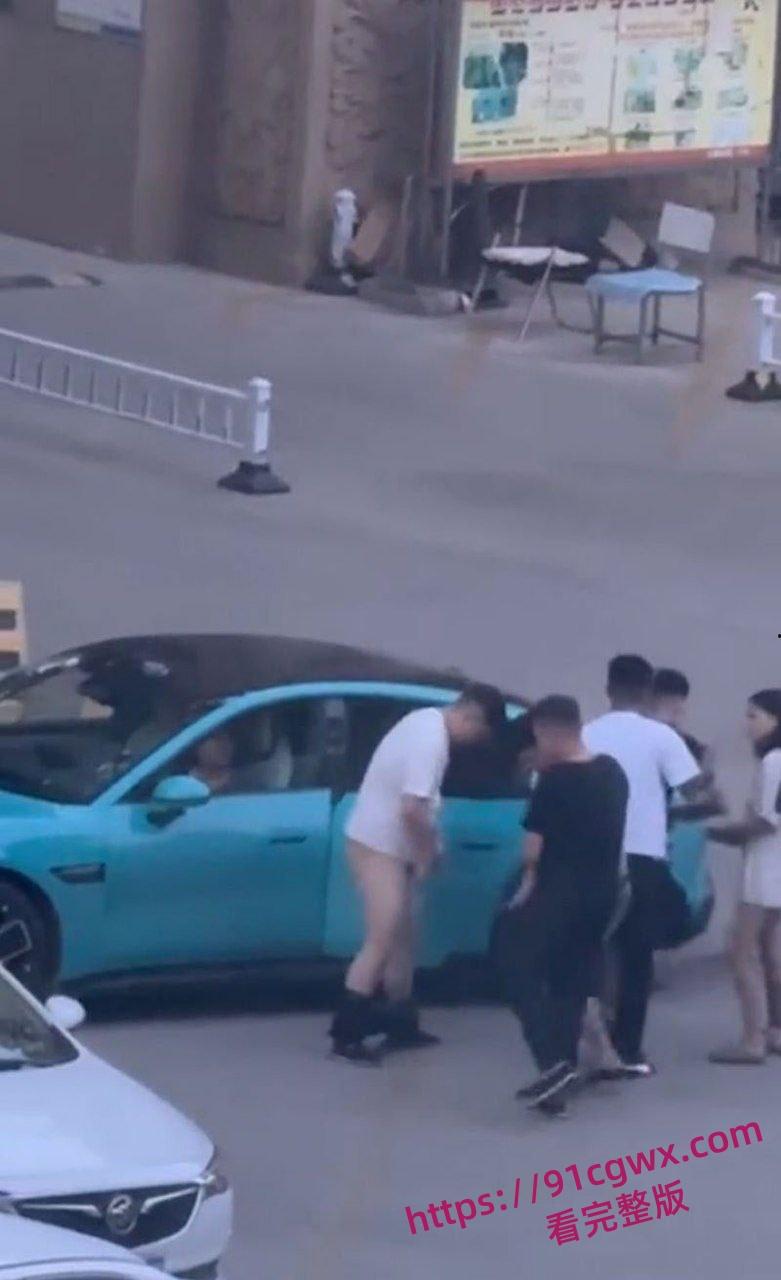 东营蓝色小米SU7 男同野战视频完整版 光天化日俩男在车头大战 后入翘臀猛怼狂干 完全无视围观群众异样眼光！-4