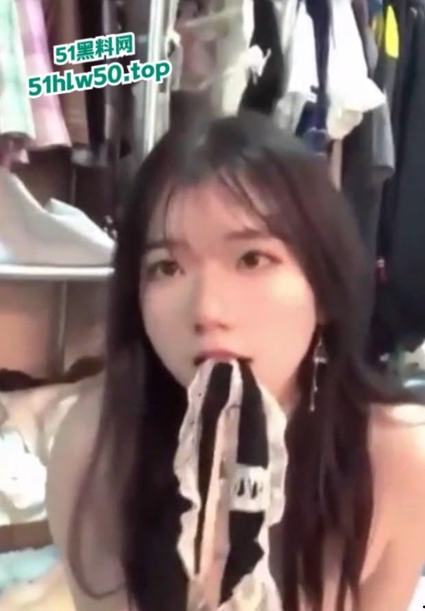 浙大城市学院嫩妹【白炜彤】寝室大战2男，乘骑位摇摆含住另一个人的鸡巴，清纯与淫荡并存的代表！-2