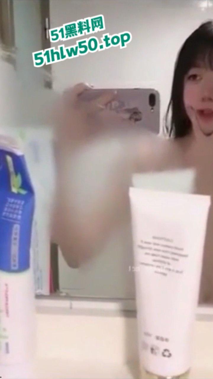 浙大城市学院嫩妹【白炜彤】寝室大战2男，乘骑位摇摆含住另一个人的鸡巴，清纯与淫荡并存的代表！-5