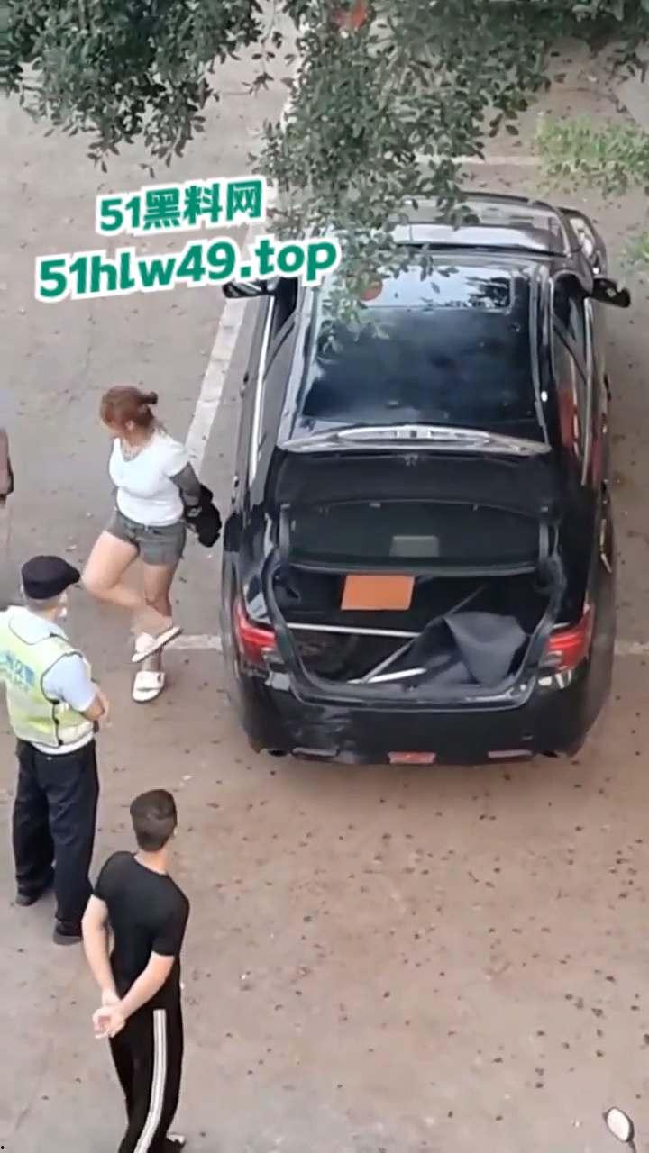 广东深圳精神小妹自驾无牌车辆小学门口,冲卡撞人后背厢藏刀带凶早想报复社会?-2