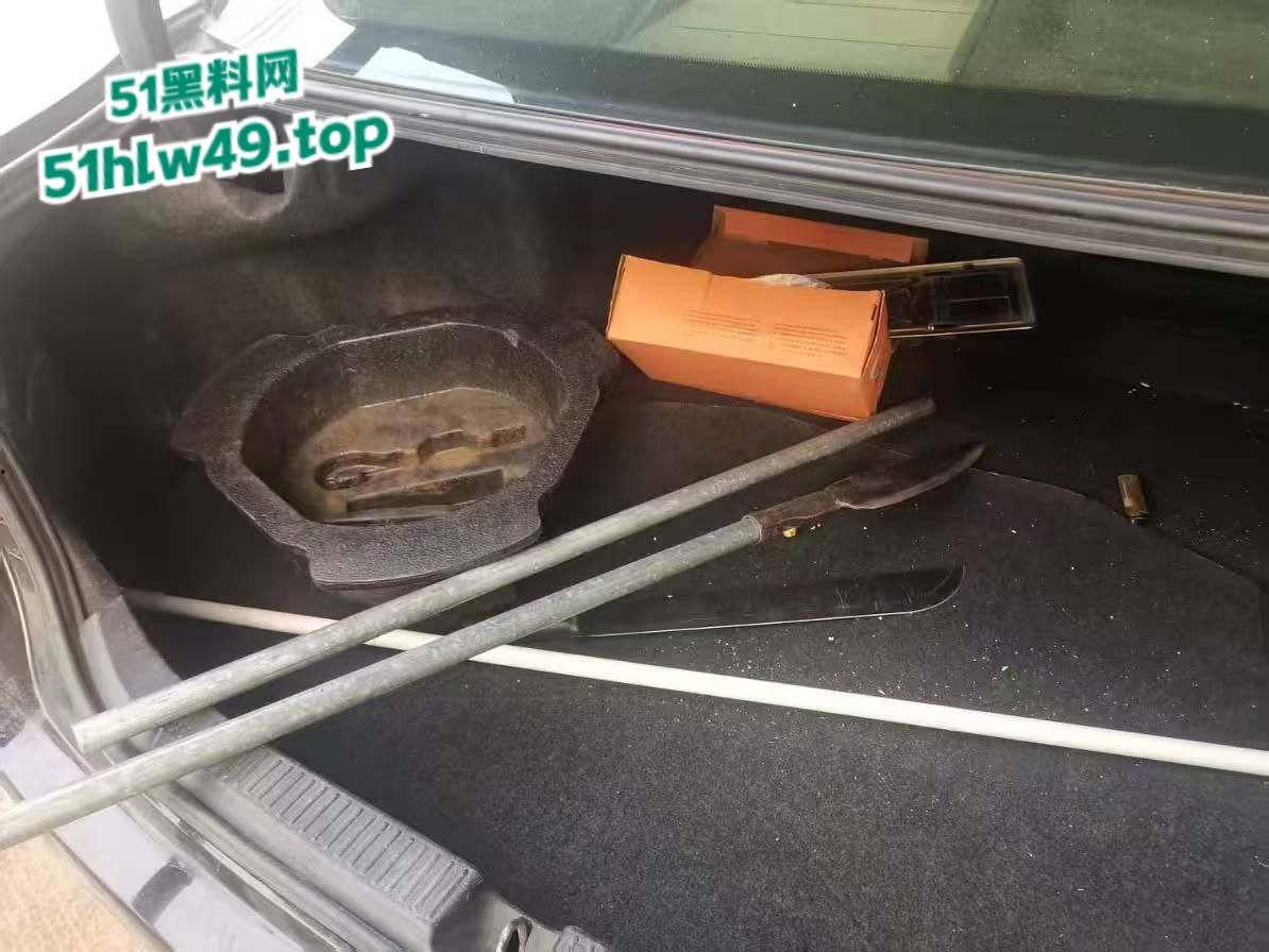 广东深圳精神小妹自驾无牌车辆小学门口,冲卡撞人后背厢藏刀带凶早想报复社会?-3