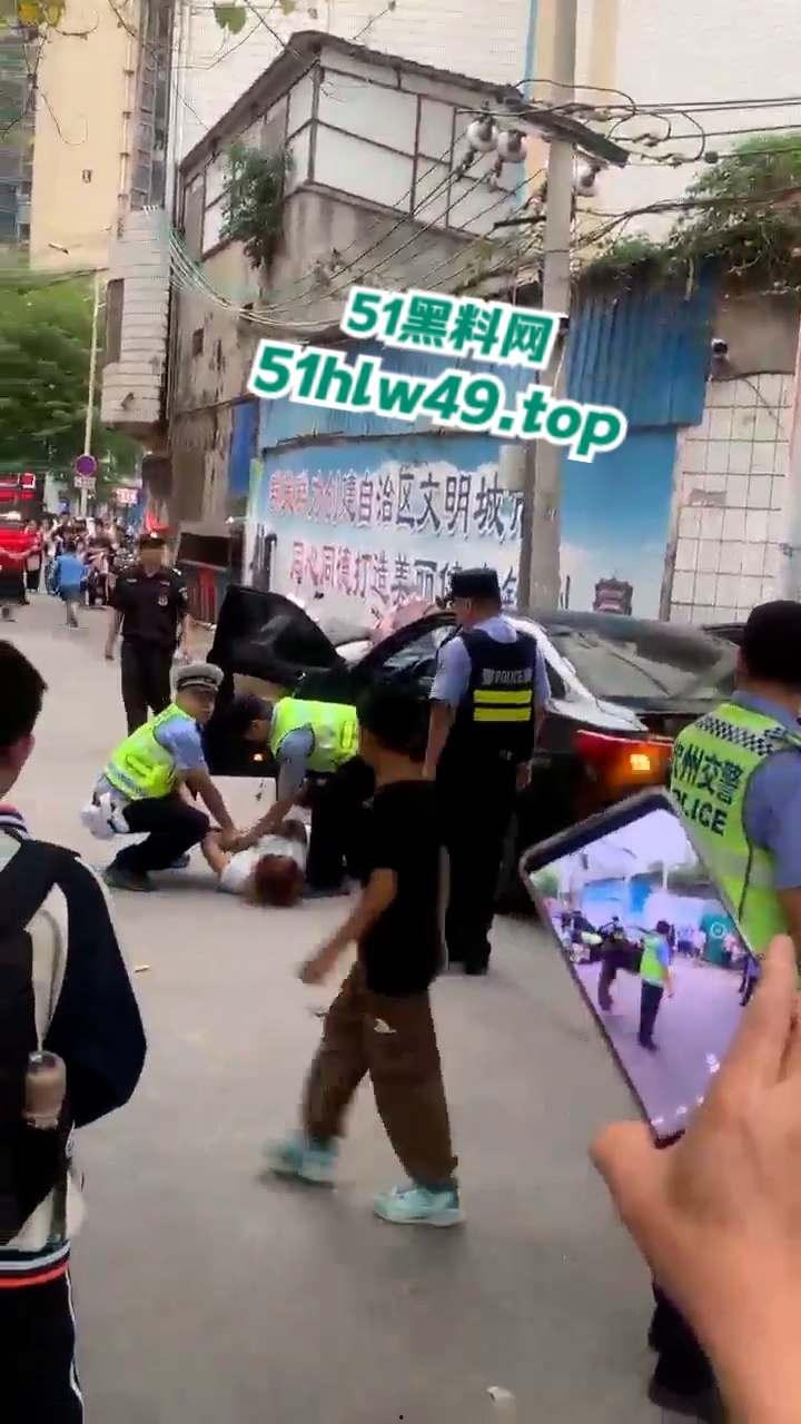 广东深圳精神小妹自驾无牌车辆小学门口,冲卡撞人后背厢藏刀带凶早想报复社会?-6