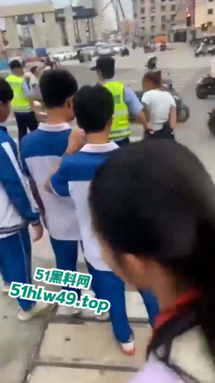 广东深圳精神小妹自驾无牌车辆小学门口,冲卡撞人后背厢藏刀带凶早想报复社会?-10
