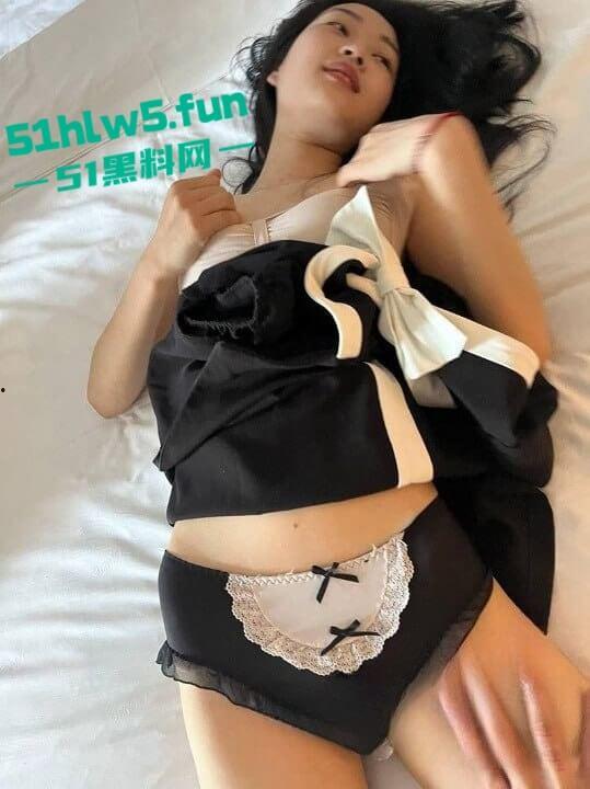 江苏师范学院【马月】极品身材大三女神,被金主包养带到酒店激情3P无套后入玩肛交全程高潮不断。-4