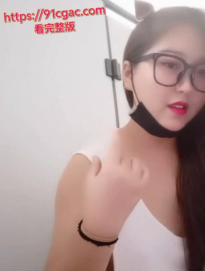 网黄嫚嫚这小骚货，微胖身材，颜值挺高，戴个眼镜有点御姐味-1