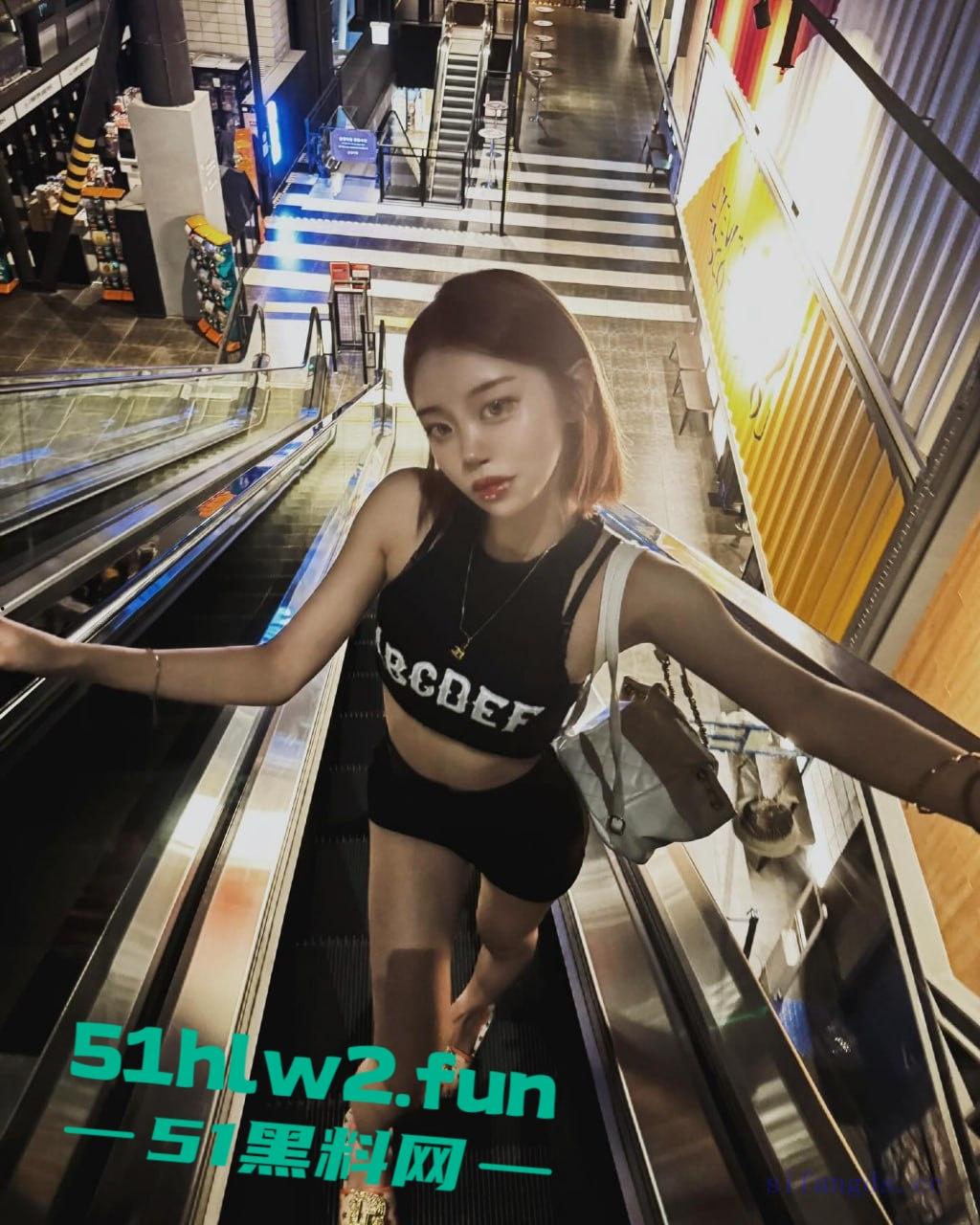 韩国前女团成员竟下海做福利姬，颜值高身材性感女神跳舞赚钱哪有当母狗卖逼快呢。-8