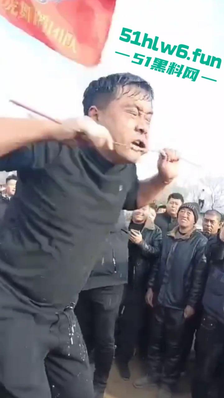 辽宁营口大石桥低俗表演现场实拍,各种钢针穿刺,铁链穿肉拉伸玩的真够变态的啊。-2
