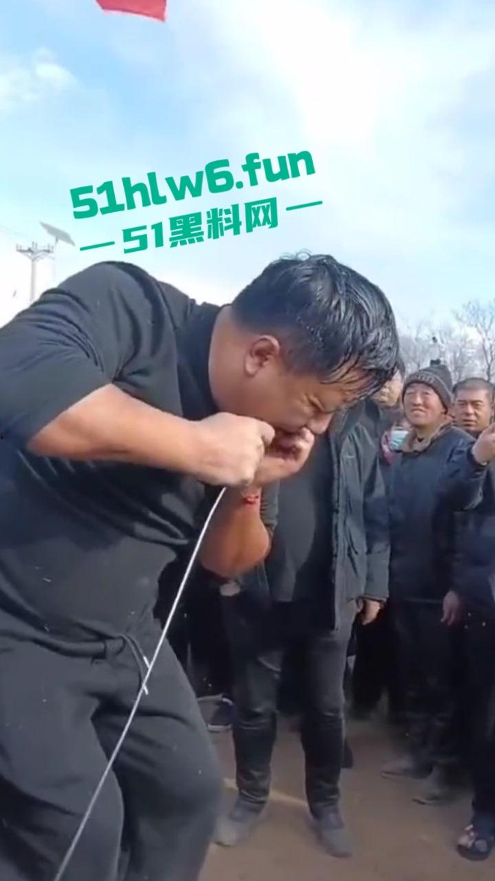 辽宁营口大石桥低俗表演现场实拍,各种钢针穿刺,铁链穿肉拉伸玩的真够变态的啊。-4